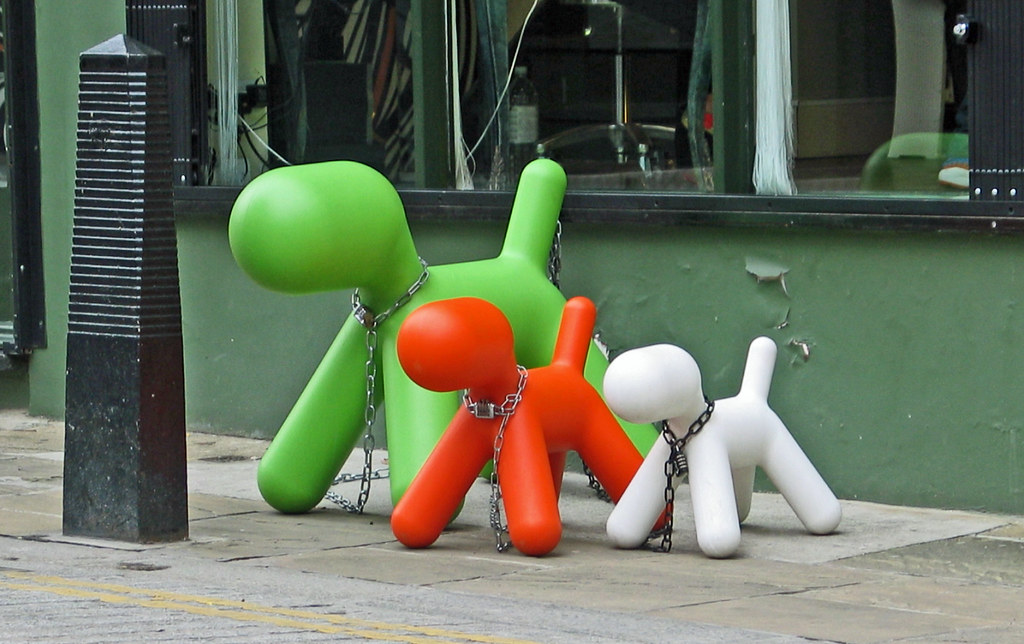 London - Camden Passage Market - Mar 2009 - Minimalist Dogs
