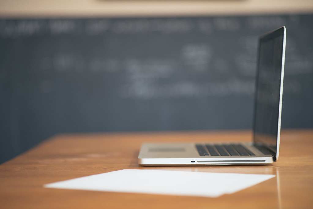 Rank Math 사용법 - apple-desk-laptop-working